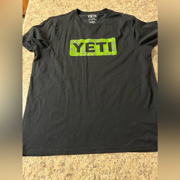 NEW YETI Cooler Black Tee with Green Logo - Picture 1 of 4